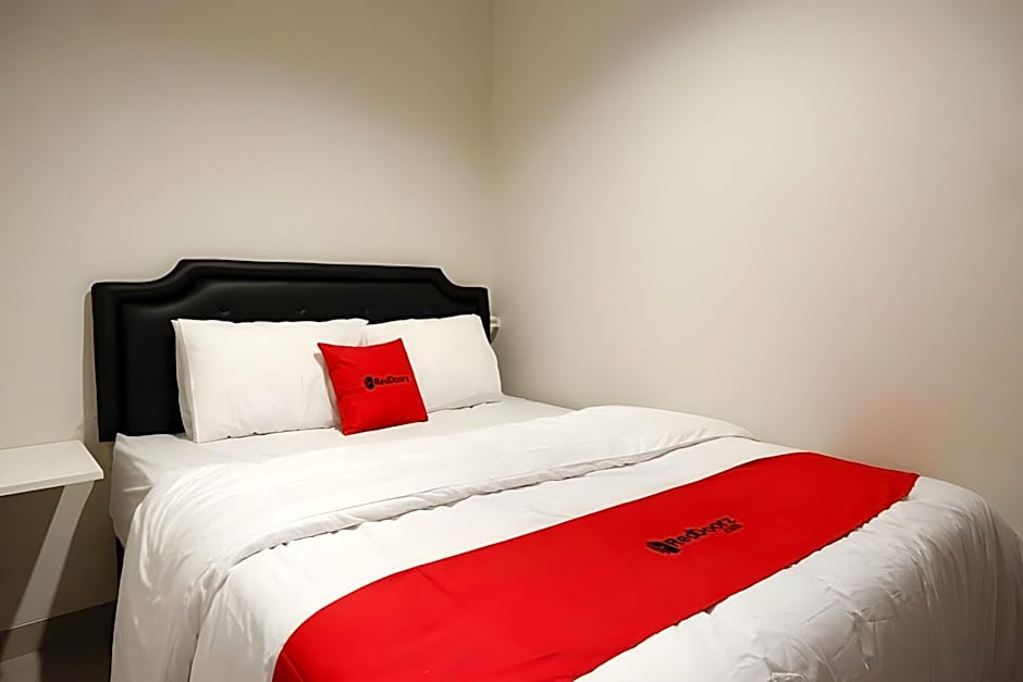 RedDoorz @ Losari Area 2 Makassar