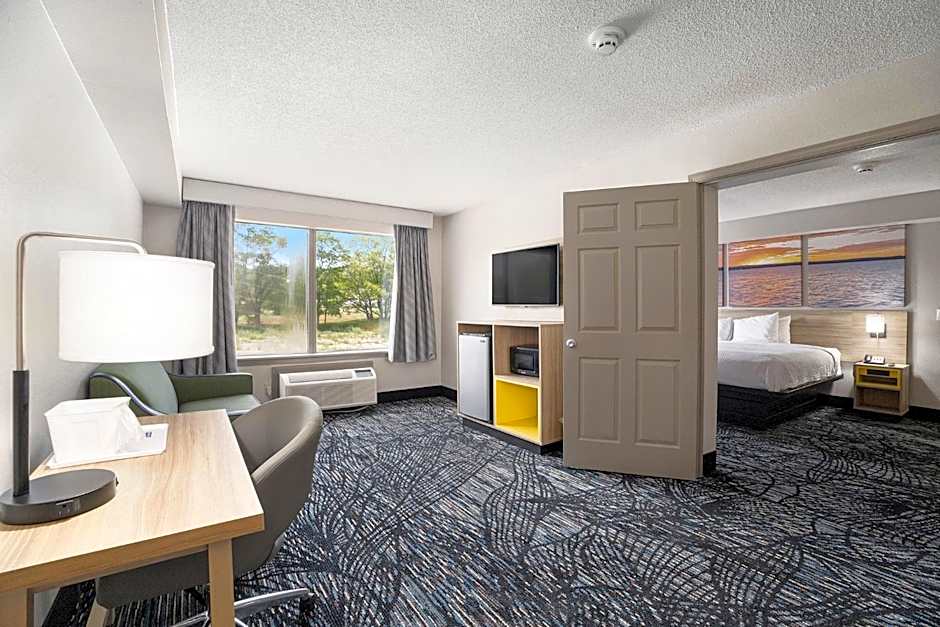 Days Inn & Suites by Wyndham Norton Shores/Muskegon