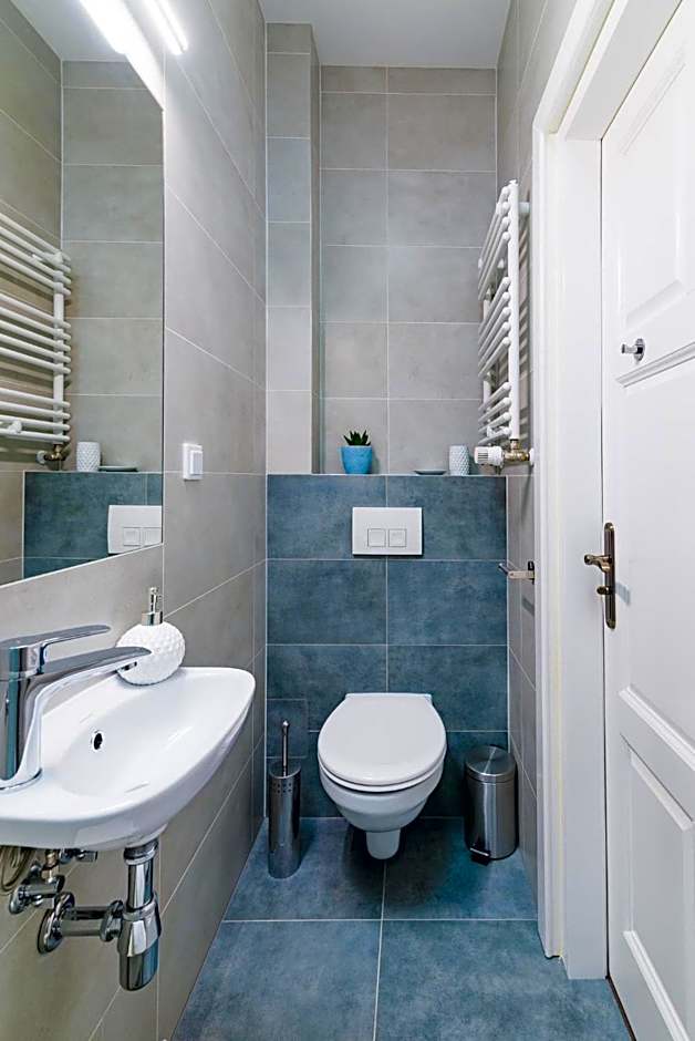 Oak Tree Old Town Apartments