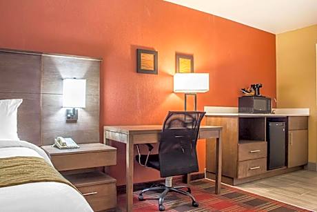 King Suite with Balcony and Wet Bar - Non-Smoking