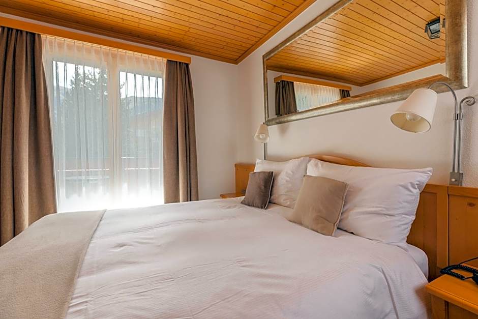 Photo 1 of 8 of 1 Queen Bed, Balcony