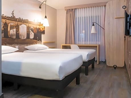 Standard room with two single beds