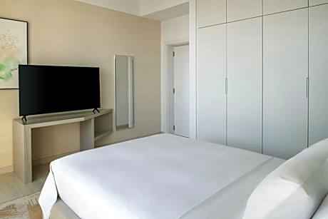 Larger Two Bedroom Apartment, 1 King, 1 Queen, Partial Sea View, Beach Access