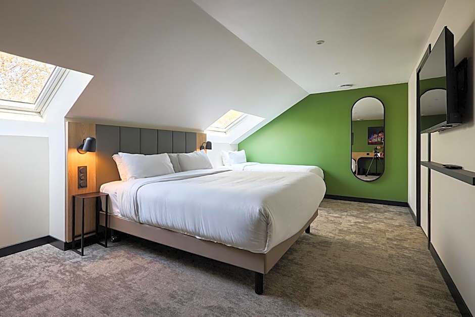 Photo 1 of 6 of Superior 1 King Bed and 1 Twin Bed