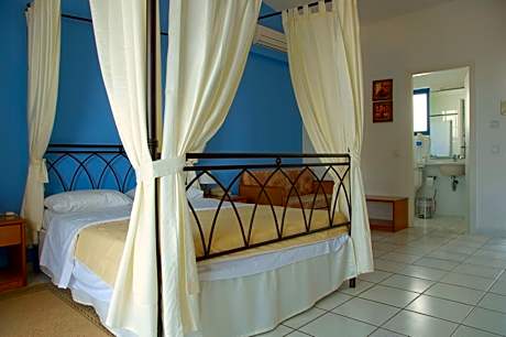 Studio  (3 Adults +1 child)