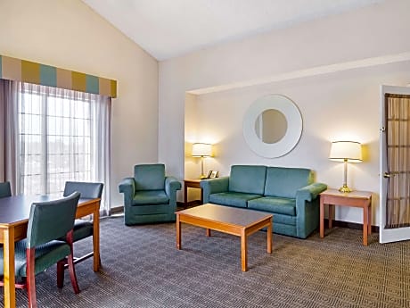 1 King Bed Suite Non-Smoking