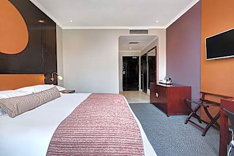Deluxe Room, 1 King Bed, Smoking, Garden View