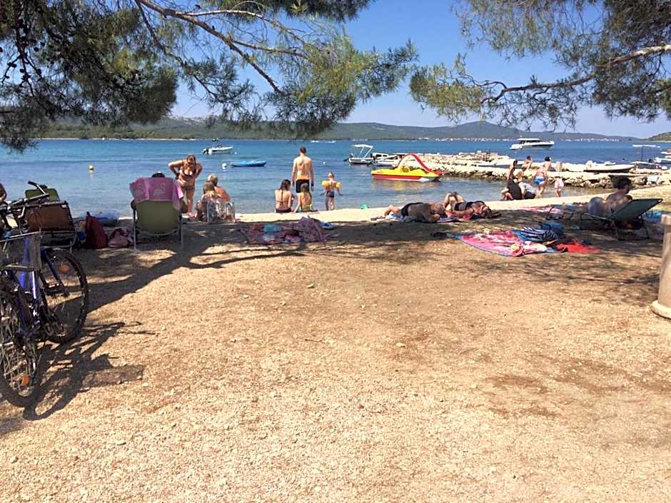 Apartments and pansion M&R