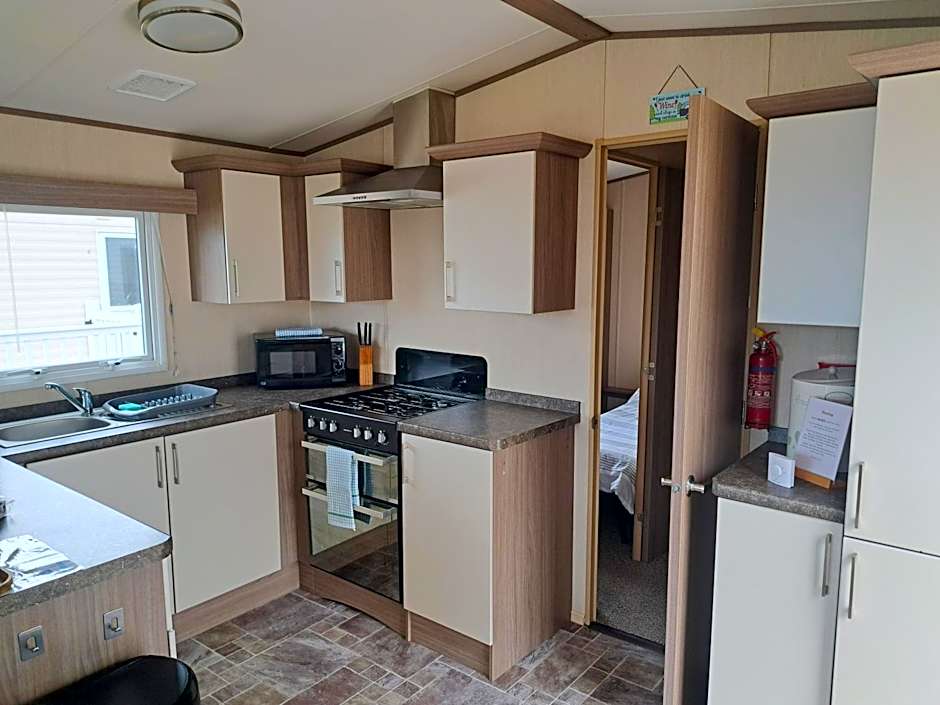 A short walk to Par Beach & coastal paths, On-site facilities. Pets welcome