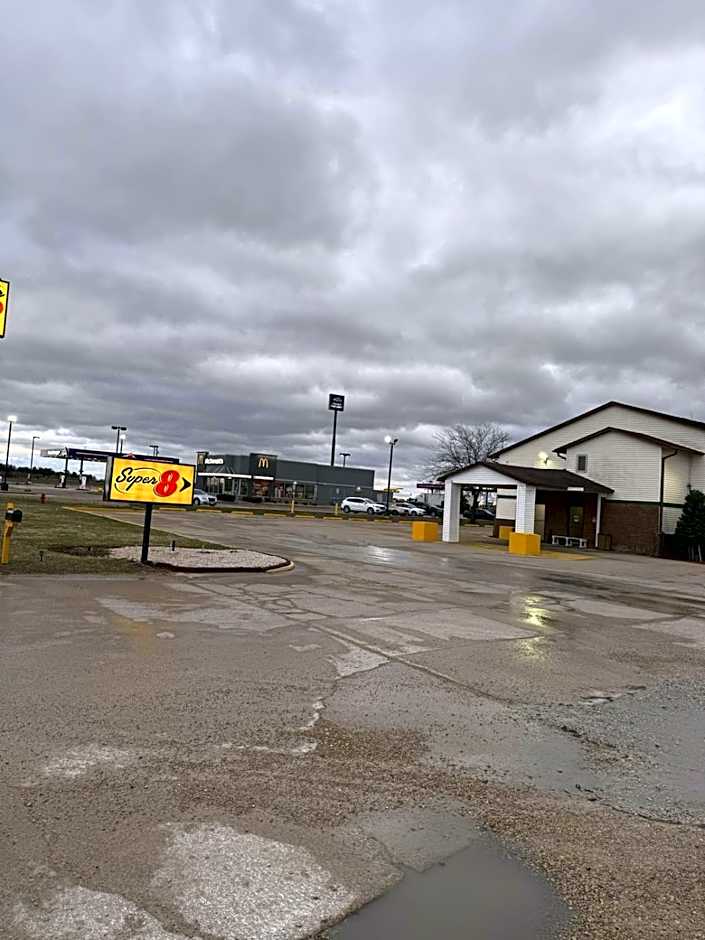 Super 8 by Wyndham Mendota I-39