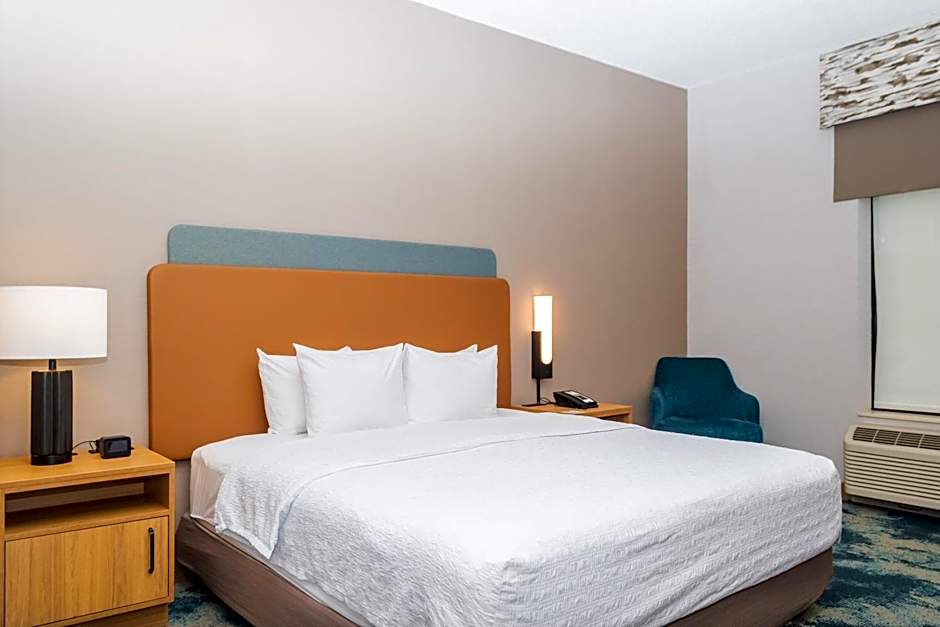 Hampton Inn & Suites Addison