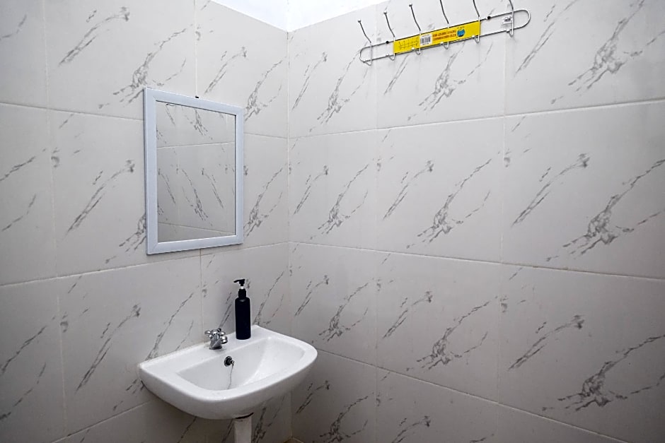 RedDoorz near Stasiun Purwosari