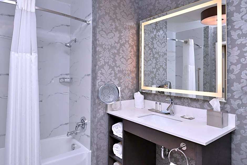 DoubleTree by Hilton Hotel Utica