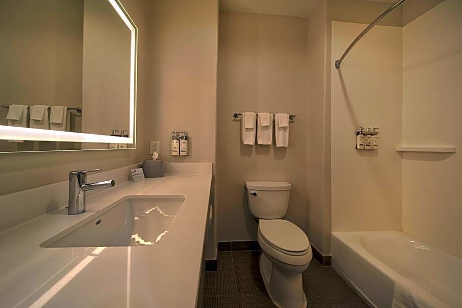 Holiday Inn Express & Suites Cleveland By IHG