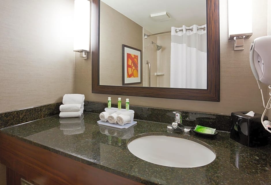 Holiday Inn Express & Suites Bloomington West