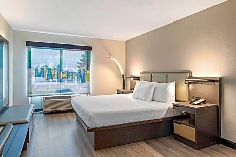 1 King Bed Deluxe Room Non-Smoking