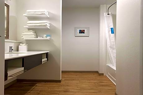 1 King W/Sofabd/Microwv/Fridge Ns