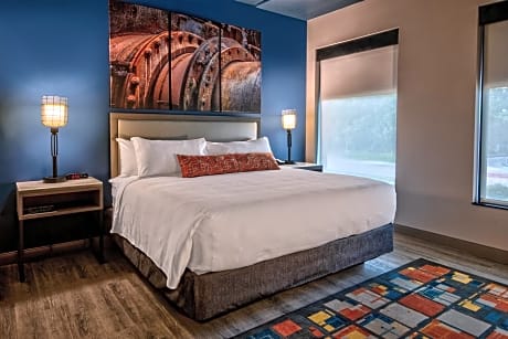King Suite with Roll-In Shower - Disability Access/Non-Smoking