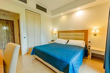 Apartment with Patio and Garden View