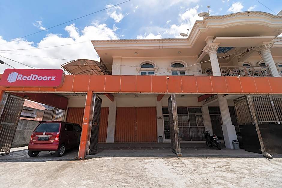 RedDoorz Syariah near Pasar Aur Kuning