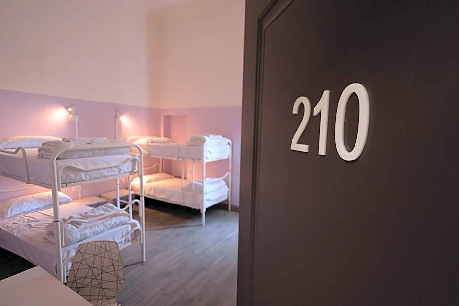 Hotel & Hostel 7