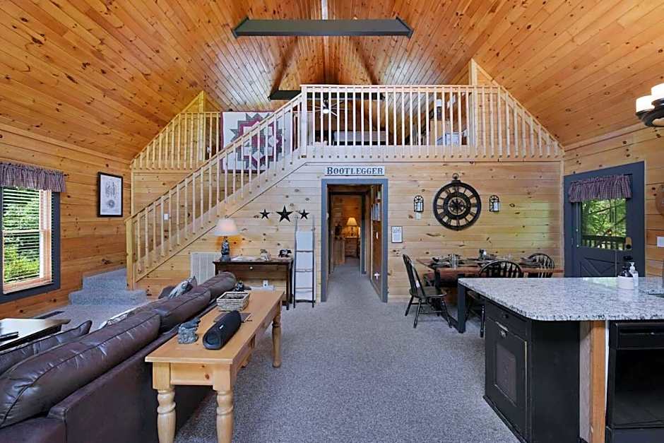 Ryes and Shine Bootlegger's Cabin! Hot Tub* Pool* Arcade* Billiards *EV * Pet Friendly