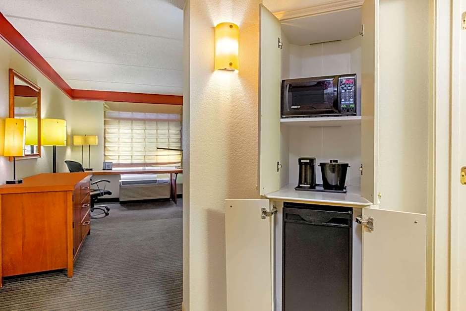 La Quinta Inn & Suites by Wyndham Raleigh Crabtree