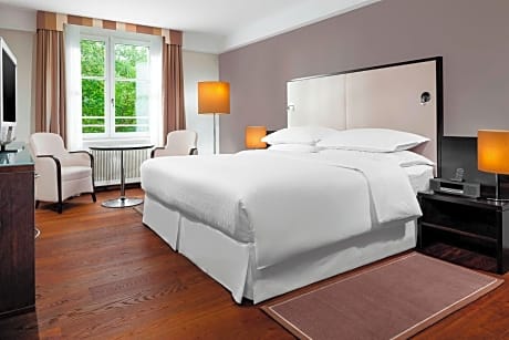 Club Room, 1 King Bed, Non Smoking