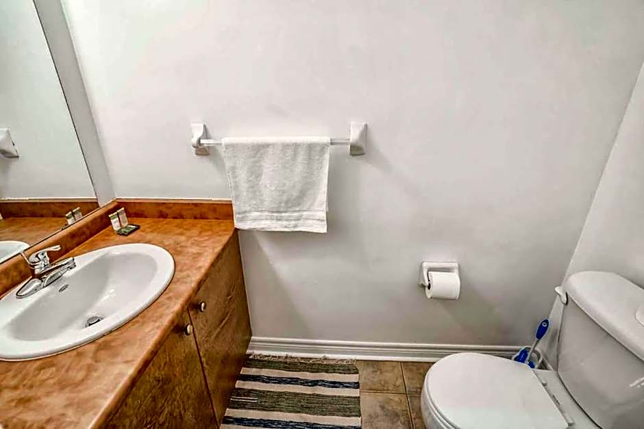 Designer 4BR Executive Townhome w/Parking