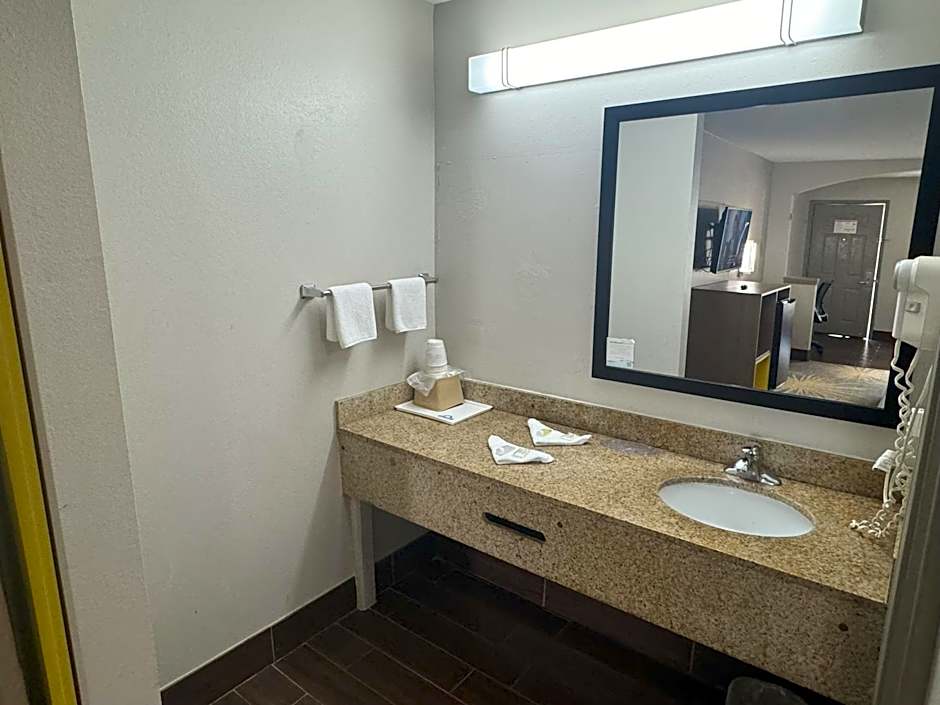 Days Inn & Suites by Wyndham Tuscaloosa - Univ. of Alabama
