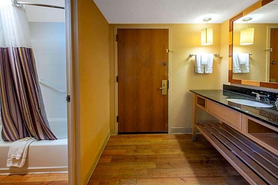 La Quinta Inn & Suites by Wyndham Deerfield Beach I-95