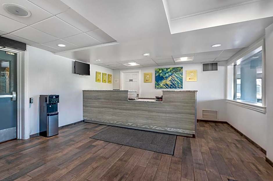 Econo Lodge Hicksville - Long Island