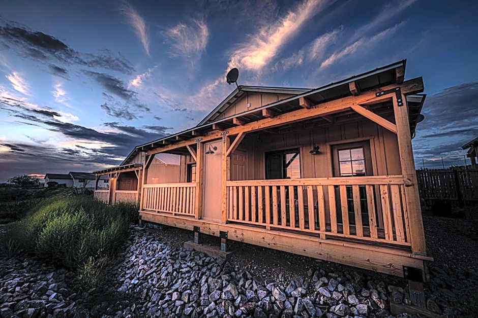 -Pet Friendly- Miners Cabin #5 -Two Double Beds - Private Balcony