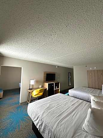 Suite with Three Queen Beds - Non-Smoking