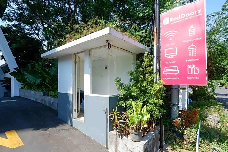 RedDoorz Apartment near Exit Toll Colomadu