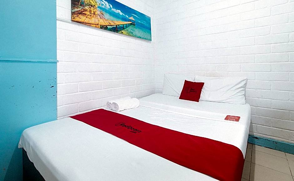 RedDoorz @ La Maria Pension and Tourist Inn