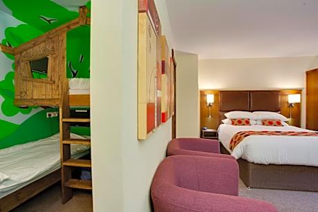 Family Suite (2 Adults + 2 Children)