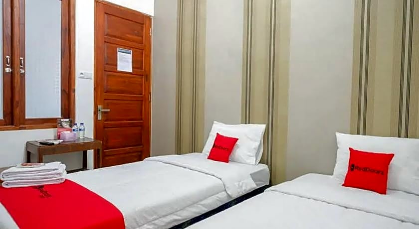 RedDoorz near Stasiun Purwosari
