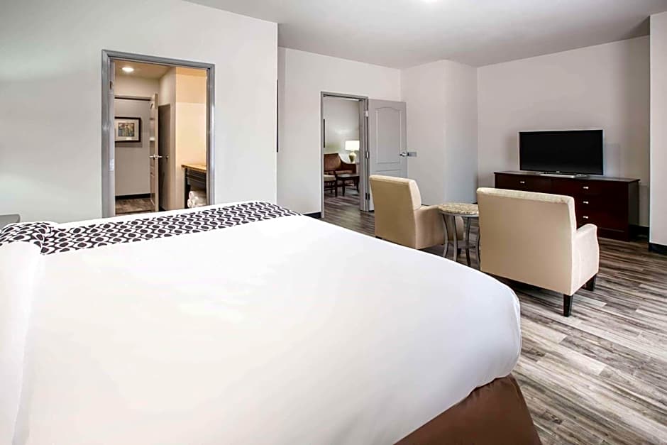 La Quinta Inn & Suites by Wyndham DFW Airport West - Euless