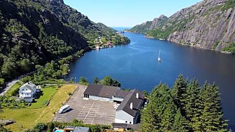 Brufjell Hostel & Parking