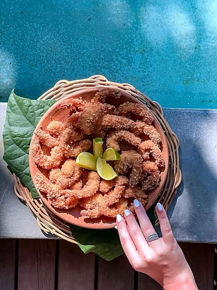 Casa com piscina aquecida, cozinheira, 30m do mar