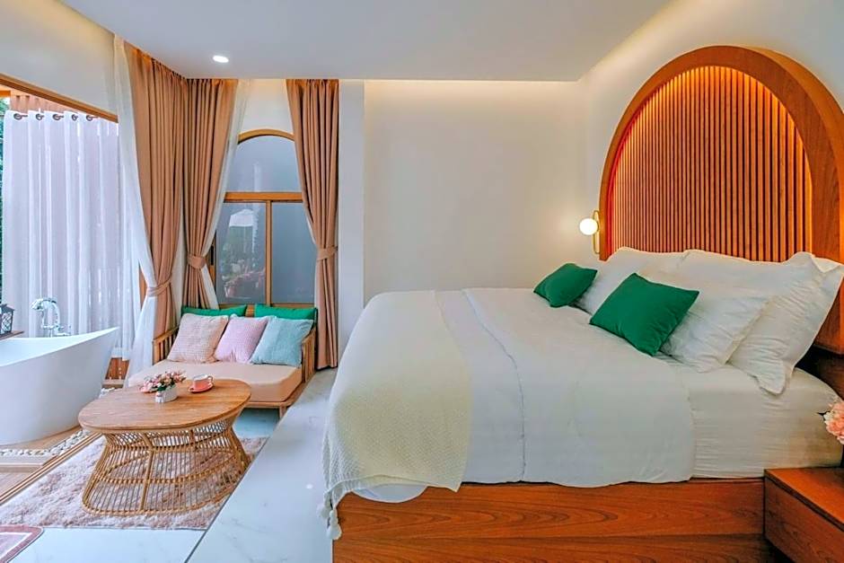Zdjęcie 1 z 30 — 1 Queen Bed, Jetted Tub, River View