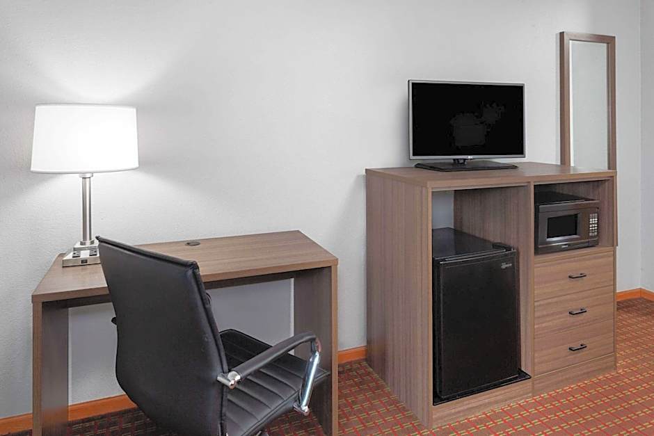 Super 8 by Wyndham McHenry/Fox Lake Area