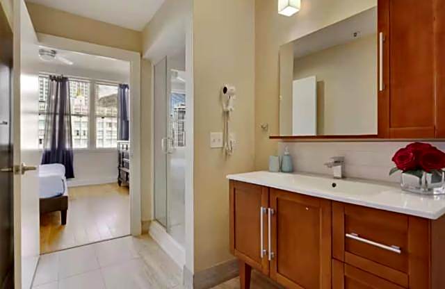 Amazing Condos Beautiful View 2 Blocks To French Quarter, Small Rooftop Pool, Gym, Seanger Theater, Super Dome, And Bourbon St