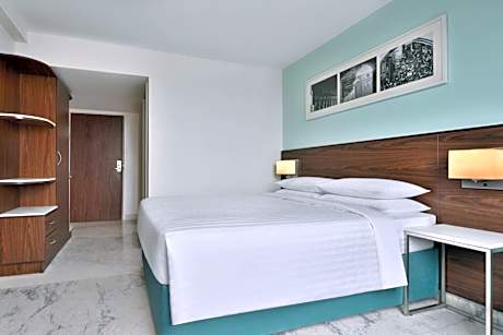 Fairfield Deluxe Queen Room City with early check-in & late check-out*