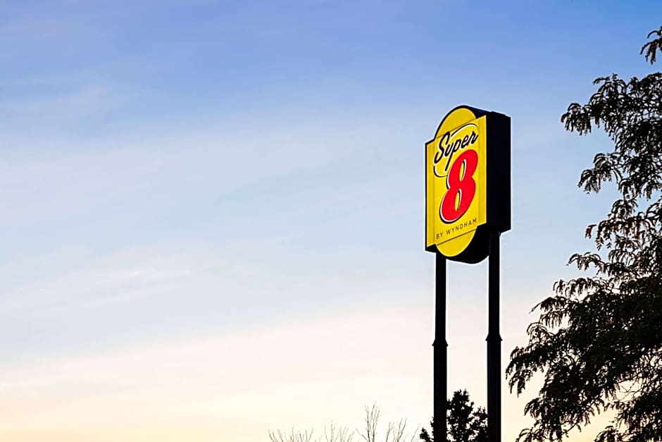Super 8 by Wyndham Germantown/Milwaukee