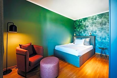 Apartment L - King bed and terrace
