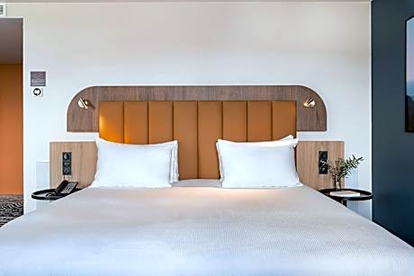 Junior King Suite with Lake View and Couch Area