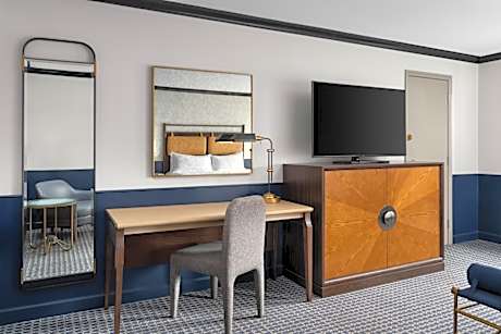 Superior King Room with Wet Bar Sink