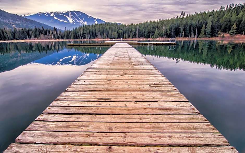 Cozy Creek Den - Studio w Hot Tub and Pool